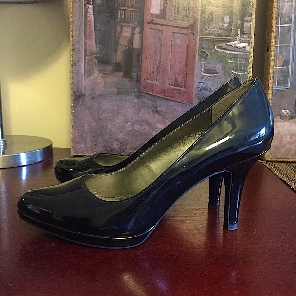 Bandolino 7.5 patent black heel pump